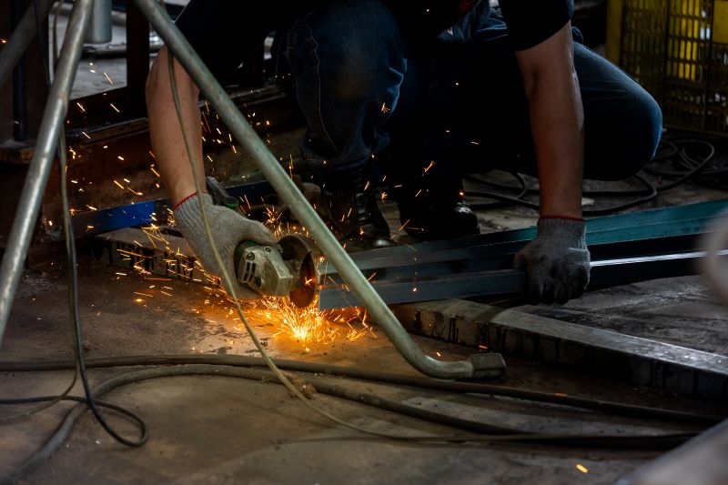 宏中廣告 手工具切割鐵件